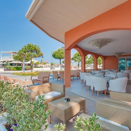 Hotel De La Ville Чезенатико Экстерьер фото