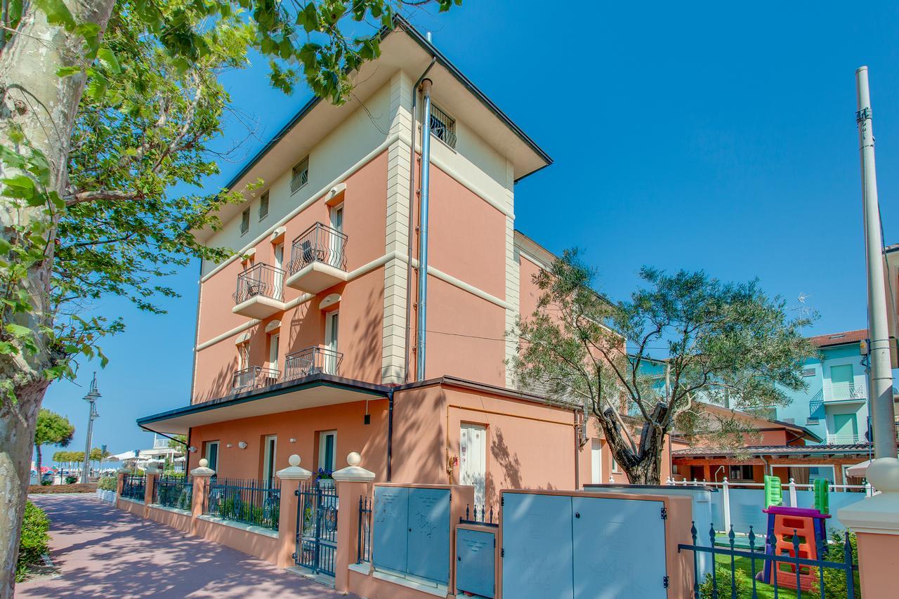 Hotel De La Ville Чезенатико Экстерьер фото