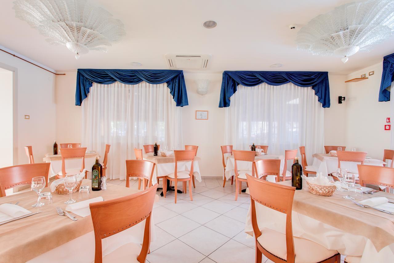 Hotel De La Ville Чезенатико Экстерьер фото