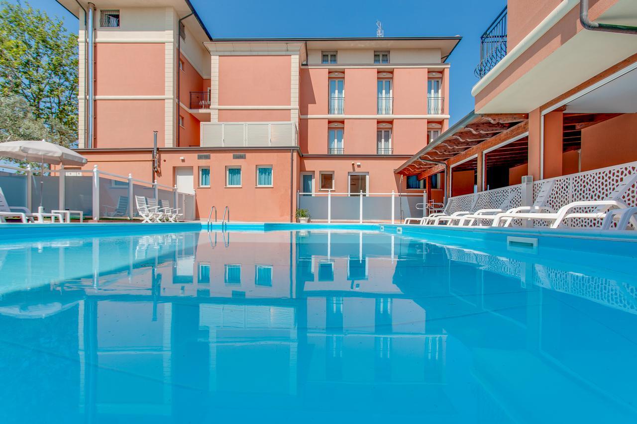 Hotel De La Ville Чезенатико Экстерьер фото