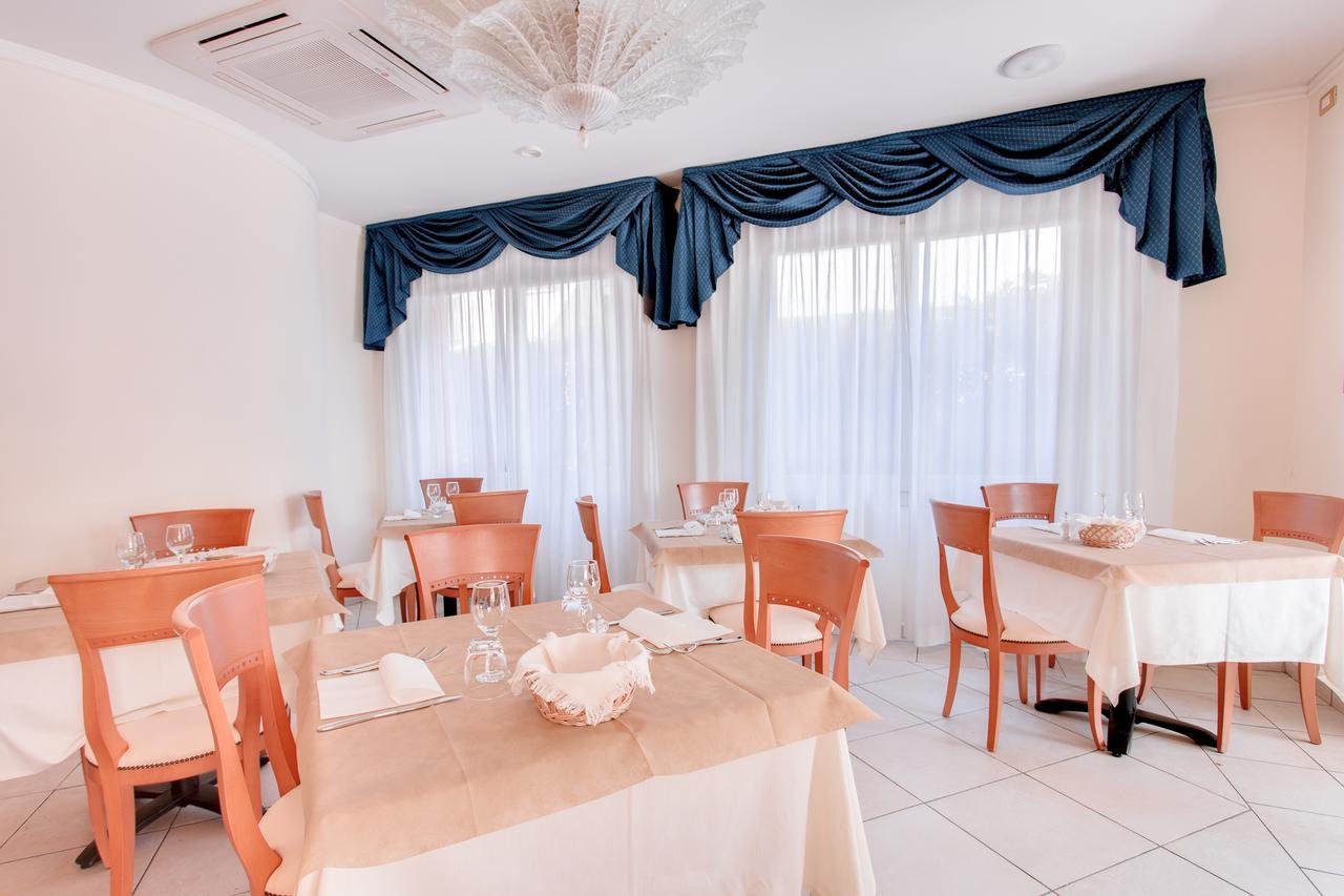 Hotel De La Ville Чезенатико Экстерьер фото