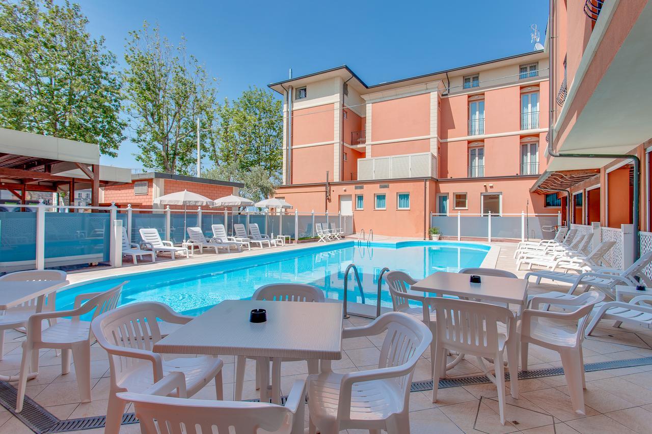 Hotel De La Ville Чезенатико Экстерьер фото