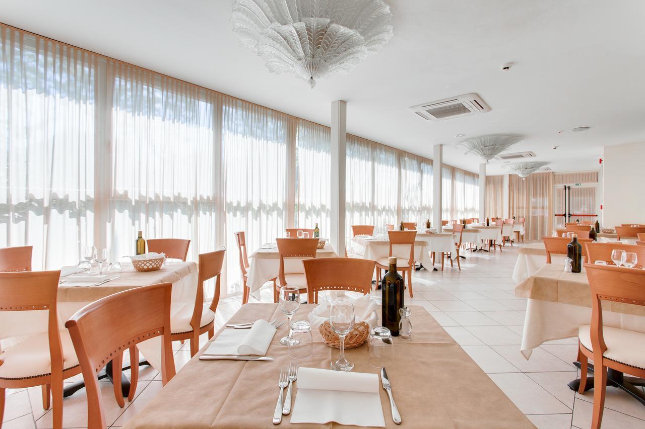 Hotel De La Ville Чезенатико Экстерьер фото