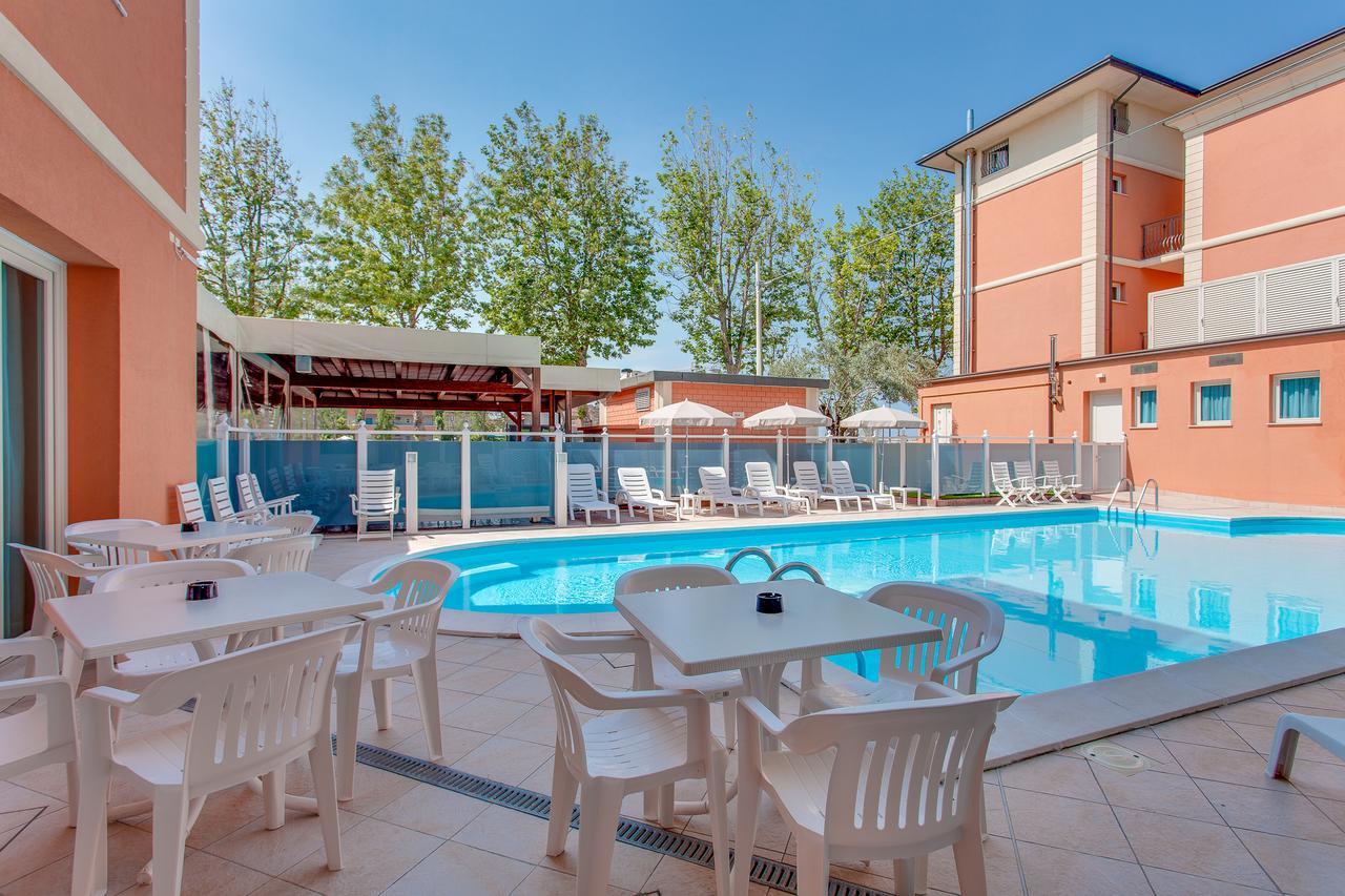 Hotel De La Ville Чезенатико Экстерьер фото