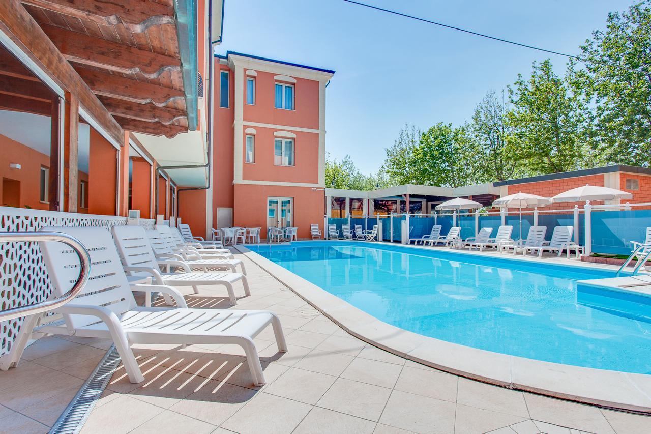 Hotel De La Ville Чезенатико Экстерьер фото