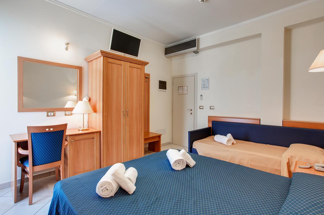 Hotel De La Ville Чезенатико Экстерьер фото