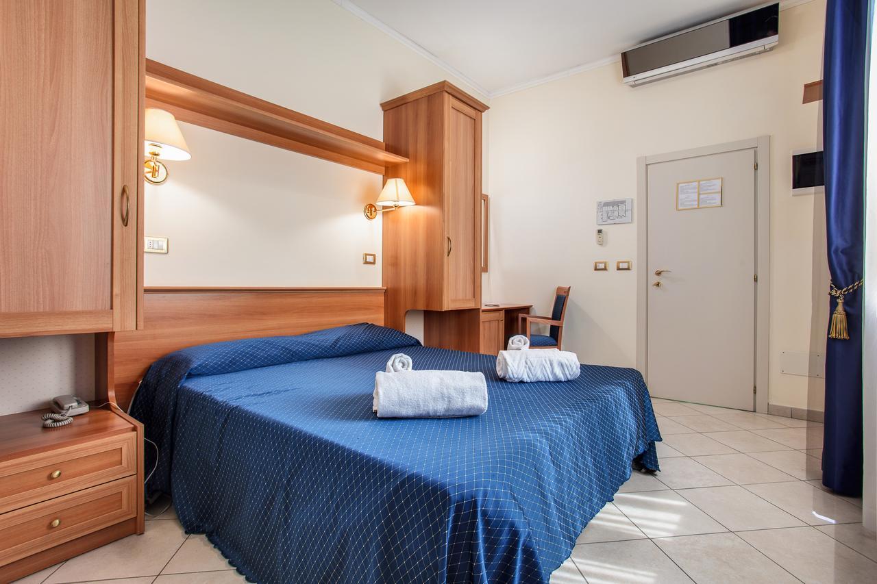 Hotel De La Ville Чезенатико Экстерьер фото