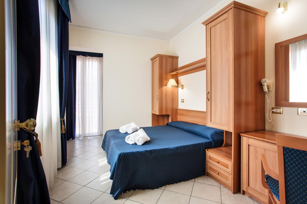 Hotel De La Ville Чезенатико Экстерьер фото