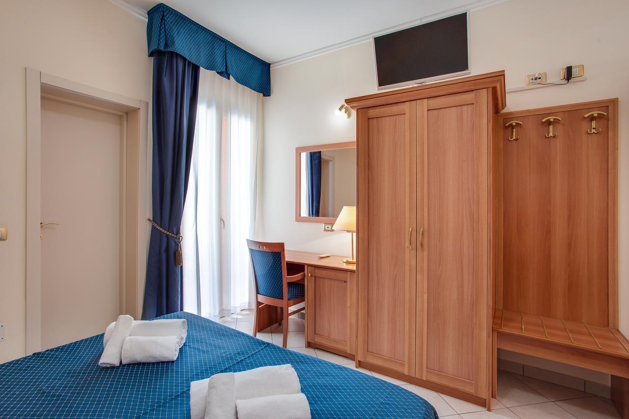 Hotel De La Ville Чезенатико Экстерьер фото